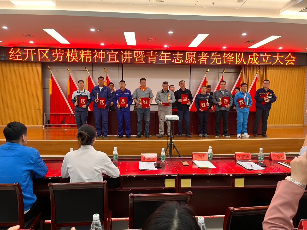 致敬南宫NG28模范，，，，，让劳动者实力熠熠生辉——南宫NG28铝材获劳动模范表扬