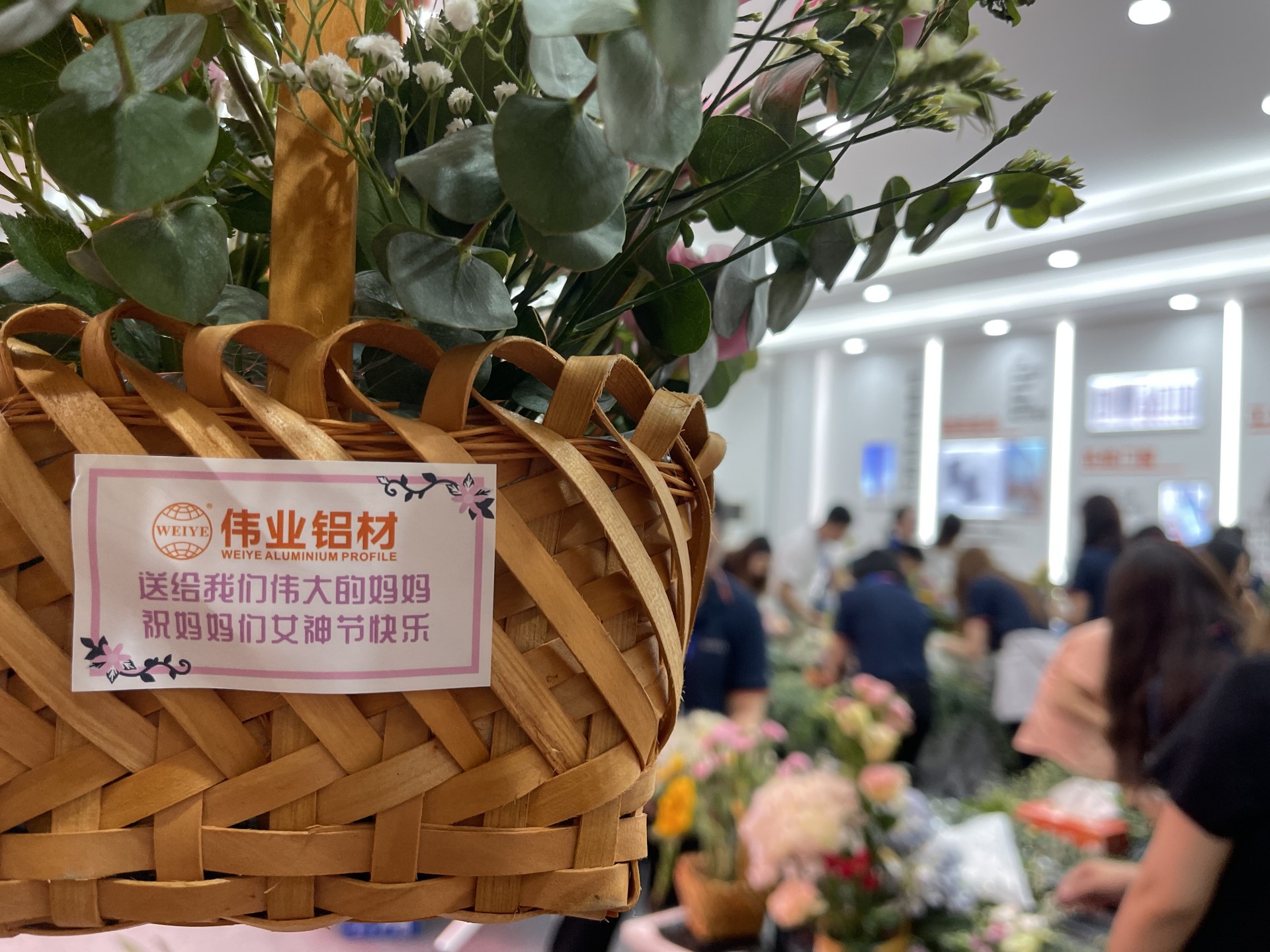 南宫NG28铝材 | 送她小花花，，，，，，，把爱给妈妈